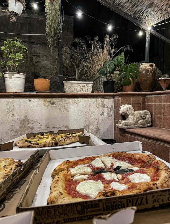 Appartamento In Pieno Centro Storico Con Terrazzo “O'Vicariello” Napoli Bagian luar foto